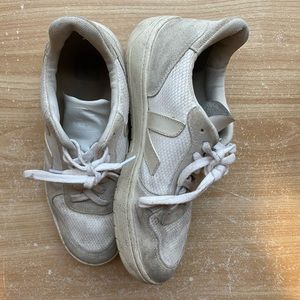 Veja V-10 Beige Sneakers